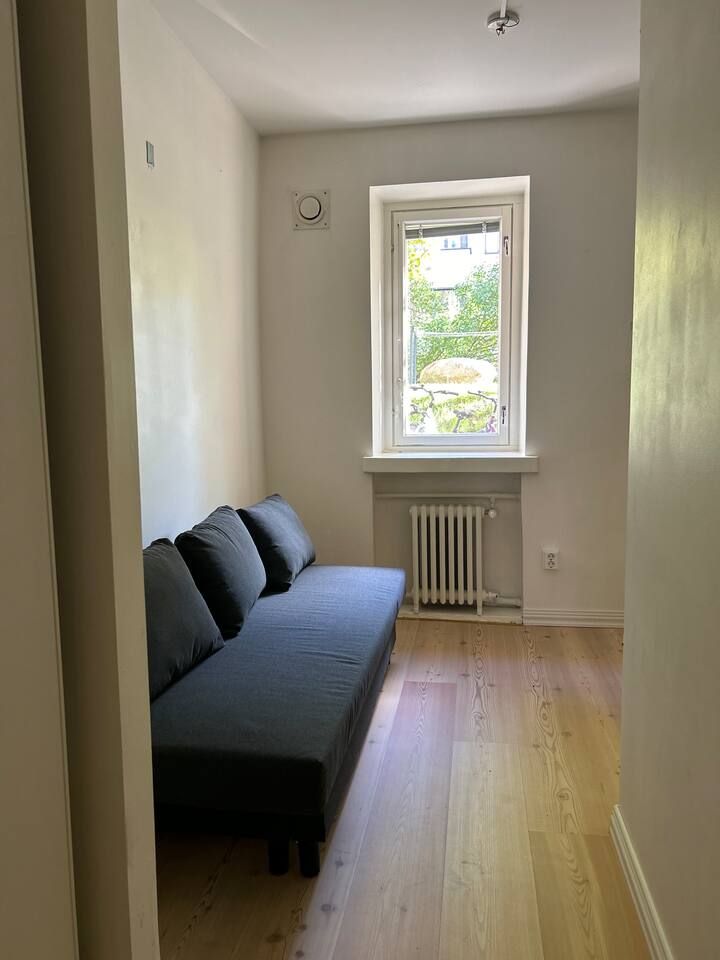 Втора спална соба од страната на дворот
