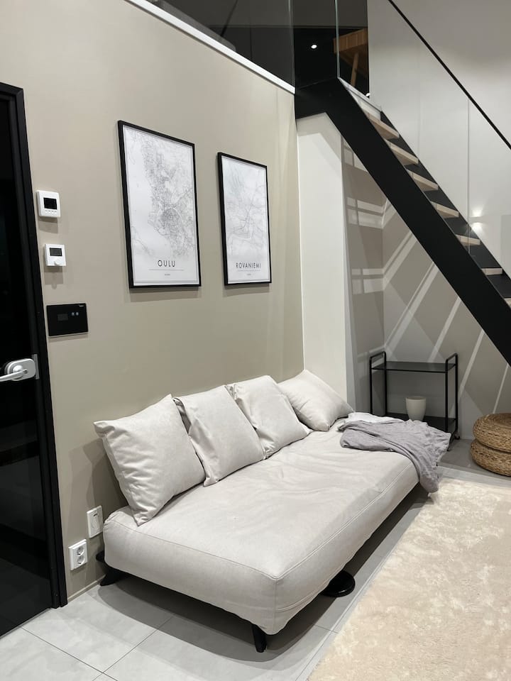 โซฟาเบดที่ด้านล่างของห้องใต้หลังคานอกจากนี้ยังมีที่นอนสำหรับพื้นด้วย