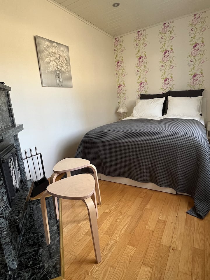 Chumba cha kulala cha ghorofa ya chini, kitanda chenye upana wa sentimita 140. 