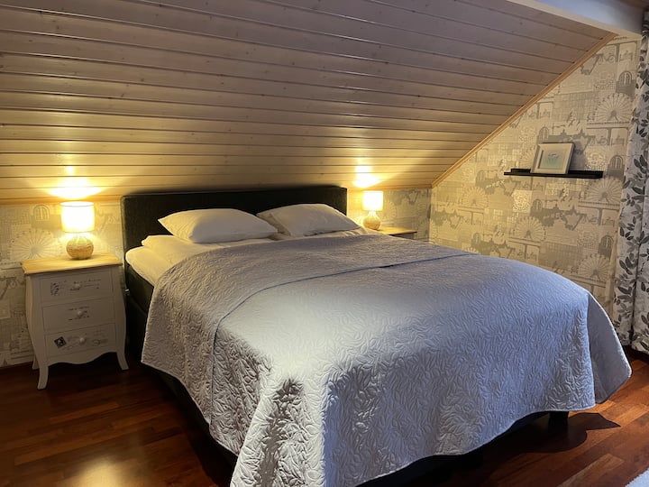 Chumba cha kulala cha ghorofa,  kitanda chenye upana wa sentimita 160. 