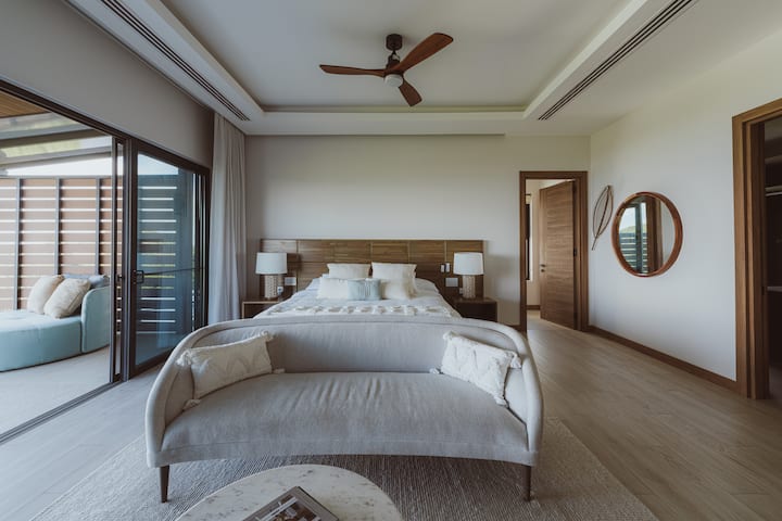 Doprajte si elegantnú hlavnú spálňu s manželskou posteľou veľkosti King, šatníkom, inteligentným televízorom a klimatizáciou. Vstúpte na svoju súkromnú terasu a vychutnajte si rozsiahly výhľad na oceán alebo si oddýchnite na útulnej pohovke. 