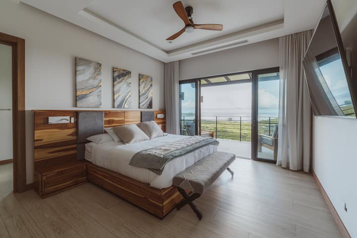 Sofistikované útočisko na druhom poschodí s manželskou posteľou veľkosti King, súkromnou terasou a nádherným výhľadom na oceán. Priestranná kúpeľňa s dvojitým umývadlom a kvalitnými kúpeľovými výrobkami zabezpečuje omladzujúci pobyt.