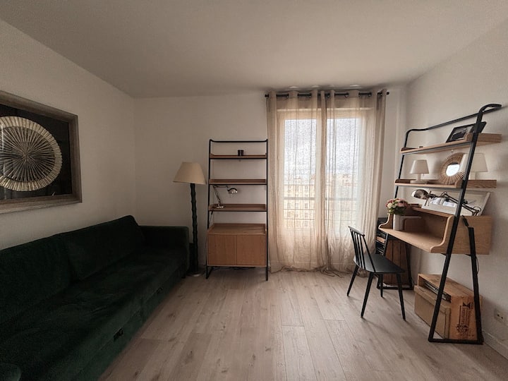 Lart, 2 dhoma gjumi, si dhe një banjë.
Dhoma e gjumit 2 është një dhomë gjumi me divan krevat (dopio) dhe një tavolinë pune. 