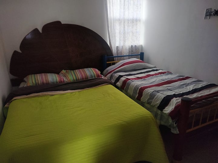 Habitación con dos camas: una matrimonial y otra individual