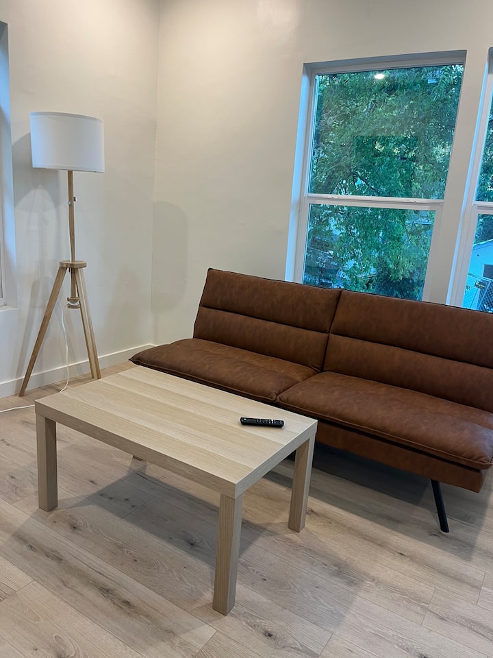 Cozy Clarksville One-bedroom - The Pecan Street Festival