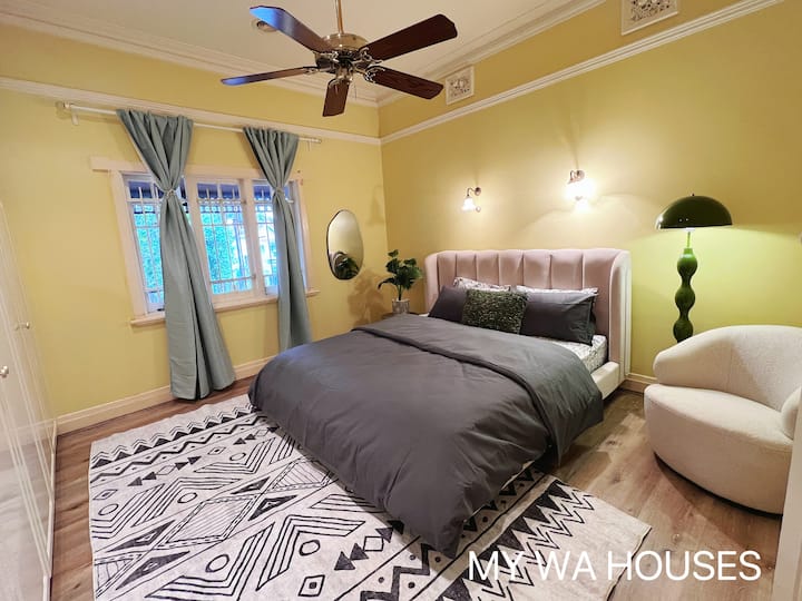 Დატკბით სუპერ რბილი საწოლით და ინგლისური ბაღით დიდ საძინებელში