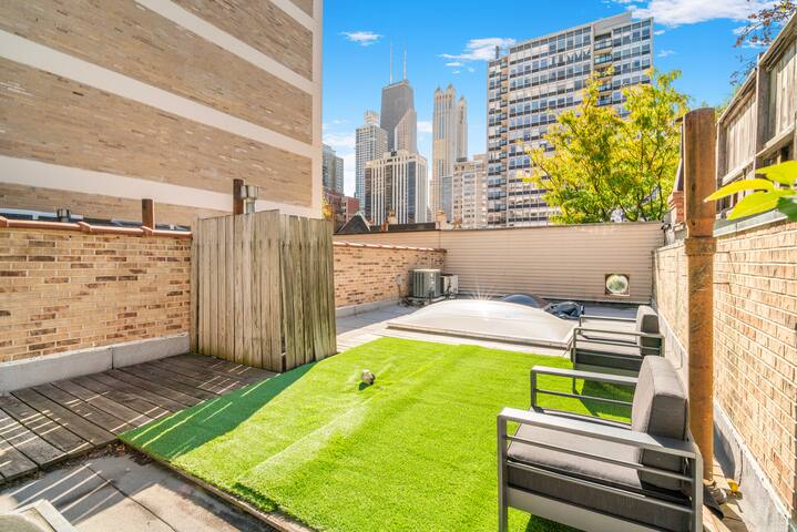 Gold Coast Home|Rooftop |PoolTable |Parking |Views gallery image 5