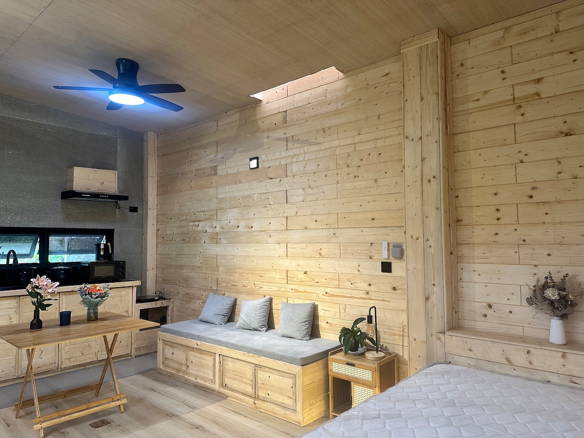 ห้องนั่งเล่นผสมกับเตียงครัวขนาดเล็กและแสงจากท้องฟ้า 