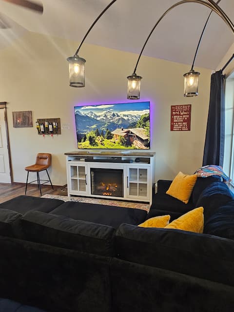 Top Airbnb: Amazing House w/ Themed Rooms! in Butte Silver Bow (Balance)