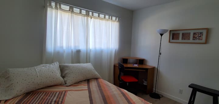 ห้องนอนที่อบอุ่นนี้ให้ความสะดวกสบายด้วยแสงที่ค่อยๆกรองผ่านม่านนุ่มๆ ที่มุมหนึ่งโต๊ะทำงานโฉบเฉี่ยวจับคู่กับไฟสแตนด์ไลท์ที่มีสไตล์สำหรับงานที่มีสมาธิ ในบริเวณใกล้เคียงมีเก้าอี้สตูลที่แข็งแรงมีจุดที่ใช้งานได้จริงสำหรับสัมภาระผ่อนคลายและผ่อนคลาย!