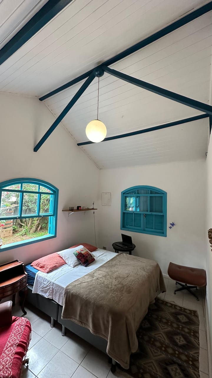 Camera doppia ariosa, confortevole, con letto king-size e ventilatore. 
Gioco con letto e bagno incluso.