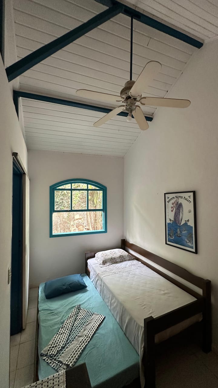 Camera per due persone con ventilatore.
Gioco con letto e bagno incluso.