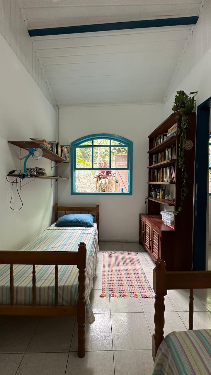 Stanza semplice, ma accogliente. Con due letti singoli, libreria e ventilatore.
Gioco con letto e bagno incluso.