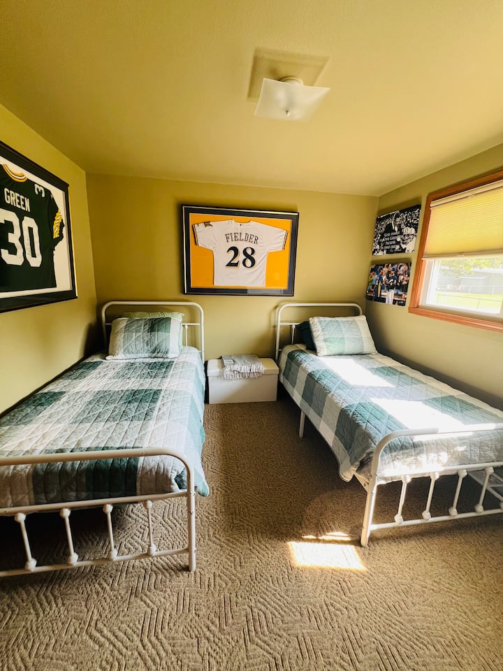 „Spavaća soba ukrašena je tematikom Packersa, a na zidu se nalazi dres marke Packers i uokvirenim fotografijama.