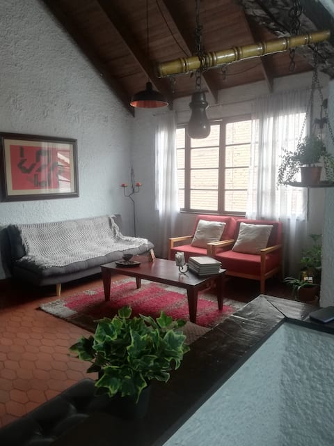 Anuncio de Airbnb popular: A complete, different and very nicely located apartment en Barrios Unidos