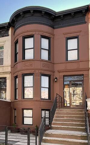 Trendy Brooklyn Brownstone – Steps to Subway! gallery image 3
