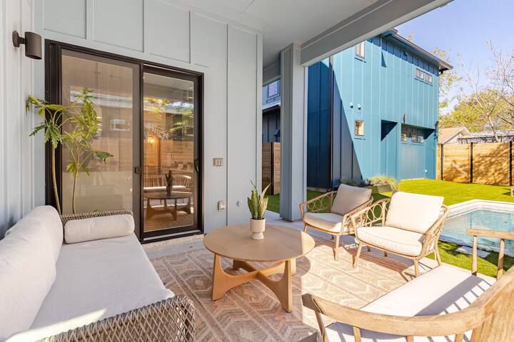 Modern Haven: Central Brand New Home w Heated Pool gallery image 5