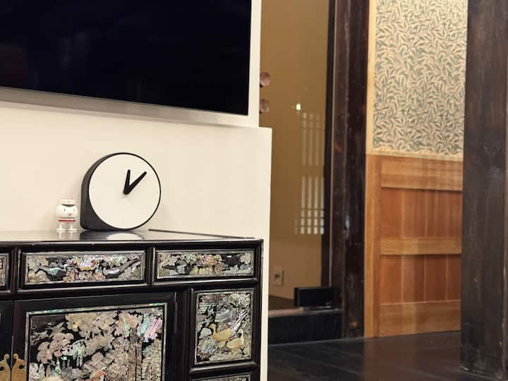 Boutique Hanok Stay: Modern Black Theme - Seoul