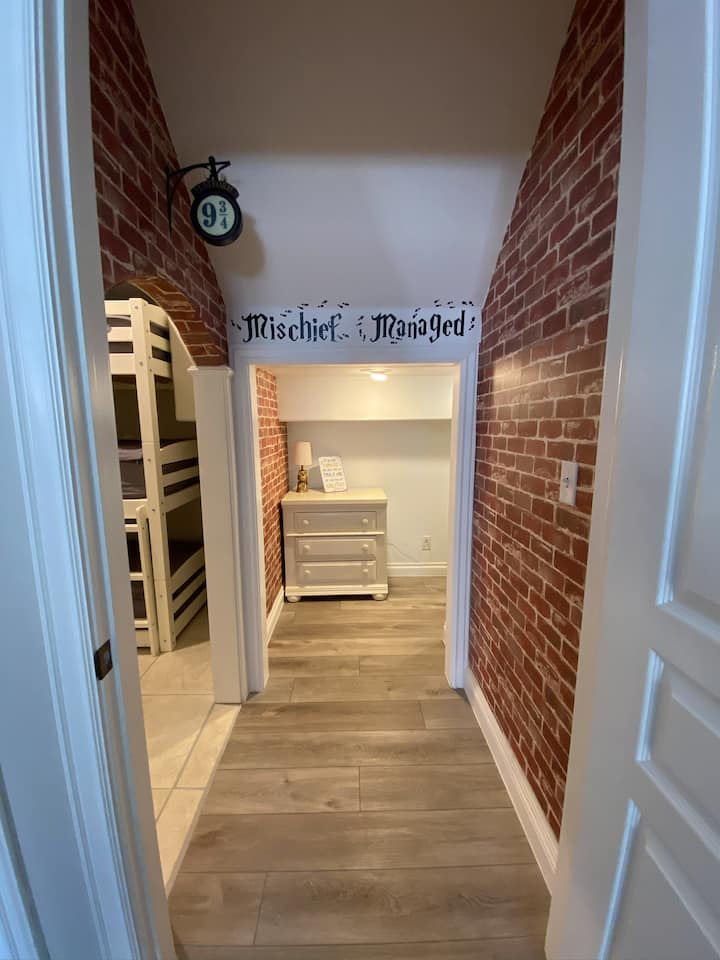 მე-3 საძინებელი სამადგილიანი ორსართულიანი საძინებლით! Ჰარი პოტერის შთაგონებულ ოთახში ხელმისაწვდომია ფუტონი „კიბის ქვეშ“. Ყველას აქვს „Beddys“, უბრალოდ, ამოიღეთ და შედით!  Პატარა კომოდი 3 უჯრით. Ის მდებარეობს სახლის მოპირდაპირე მხარეს.
