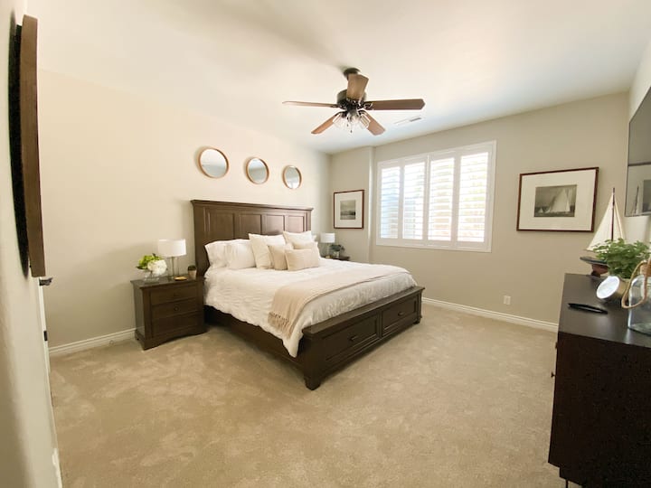 Არაჩვეულებრივი ძირითადი საძინებელი ჭერის ვენტილატორით. Დიდი საწოლი უჯრის სათავსოთი. 2 ტუმბო უჯრით ამოალაგეთ და განიტვირთეთ. Დიდი კარადა და ორივე თავსაფარი/ტუმბო აღჭურვილია USB პორტით თქვენი მოწყობილობების დასამუხტად. 55" Samsung-ის სმარტ-ტელევიზორი.  