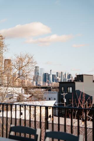 3BR Luxe Rooftop Home | 6 Beds | NYC & EWR Nearby gallery image 3