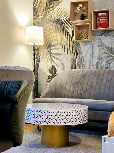 Popular Airbnb listing: Jungle Balcony | for 5 parking spaces, desk, Switch, TVs in Hafen