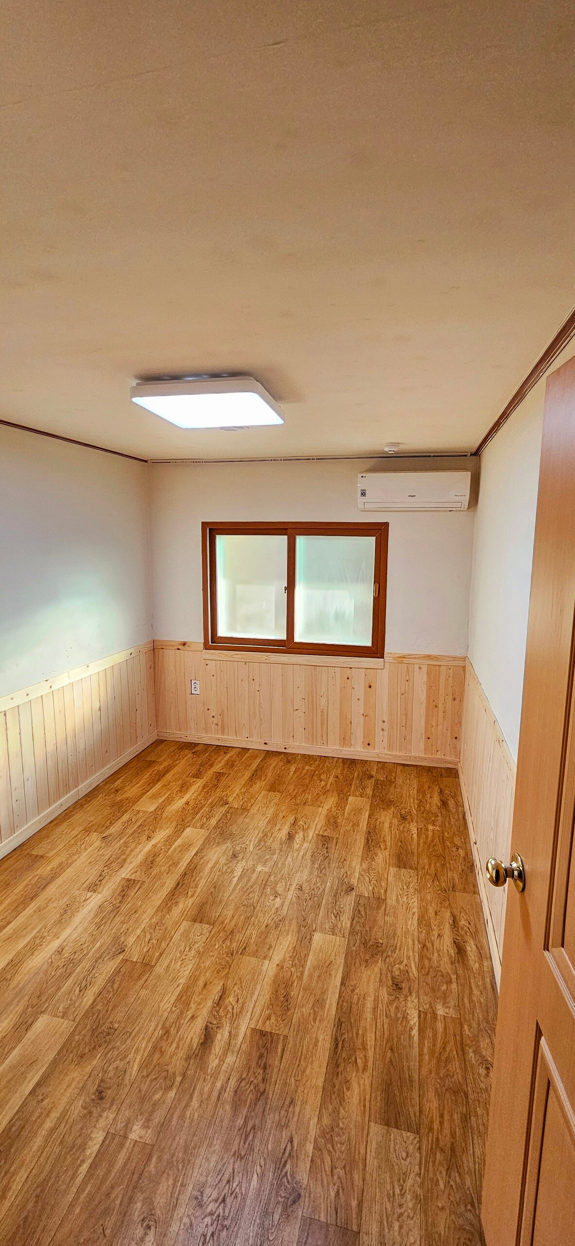 ️ ◈ Dormitorio 2 – La comodidad de la naturaleza

Un espacio tipo ✔ refugio en la naturaleza con una mezcla de paredes de arcilla roja, pintura de arcilla roja y cipreses 
Tan pronto como entres en la ✔ habitación, puedes sentirte cómodo como si estuvieras en un bosque de cipreses. 
El mejor entorno para niños con ✔ atopia: un espacio especial para la salud y el descanso al mismo tiempo ✨