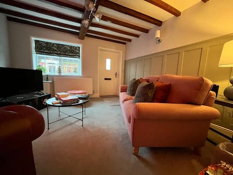 Top Airbnb: Boutique style, cozy cottage. in Shropshire