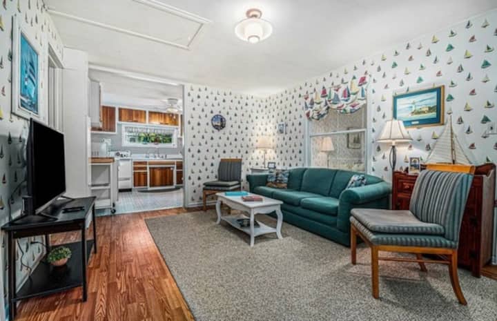 Sea Breeze Cottage - Mullett Lake, MI