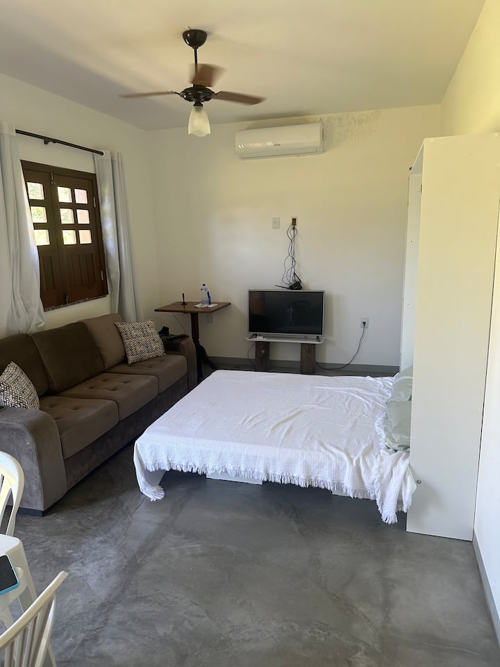 Sebule yenye kiyoyozi na kitanda cha watu wawili kinachoweza kuondolewa! Kuweka starehe kwenye ukaaji wako! 