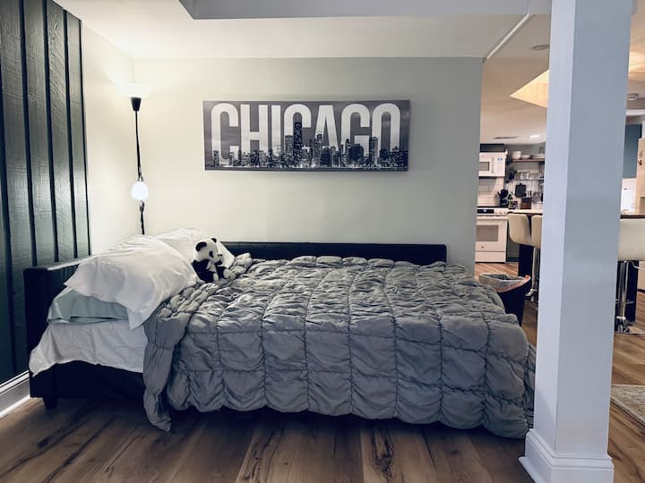 1750 Sq. Ft. Pets Ok | Full Kitchen | Workspace - Chicago, IL