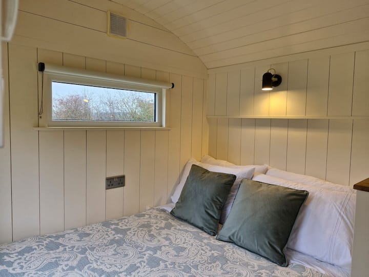 A bright and cosy space, very comfortable mattress with Dooley's Sheep wool pillows ..