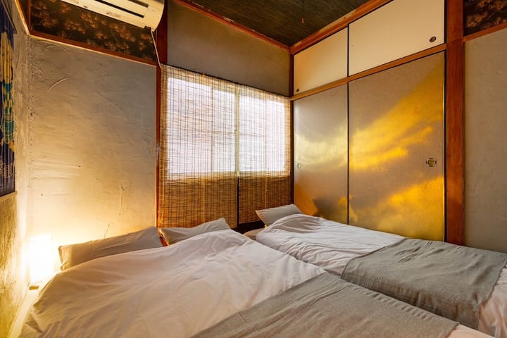Ochutnajte rôzne kultúry v tradičnej izbe v japonskom štýle v Japonsku.K dispozícii je futón s matracom v plnej veľkosti a futón s jedným matracom.Posteľná bielizeň sa, samozrejme, zakaždým vyperie.Plne klimatizované.