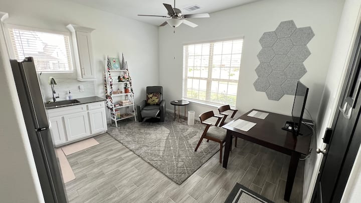 Modern Clean Professional Guest Home. A/c. Wifi. - Katy, TX