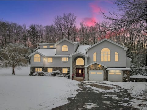 Poconos Villa 5BR with Hot Tub+