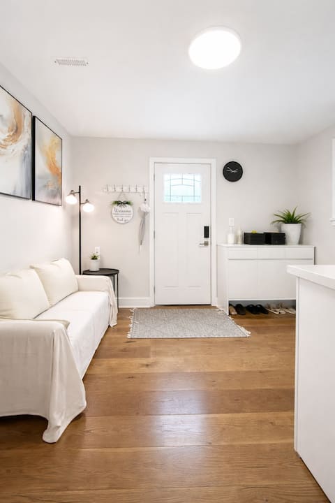 Top performing Airbnb: Private Modern Suite Near YVR & Richmond Centre in Broadmoor
