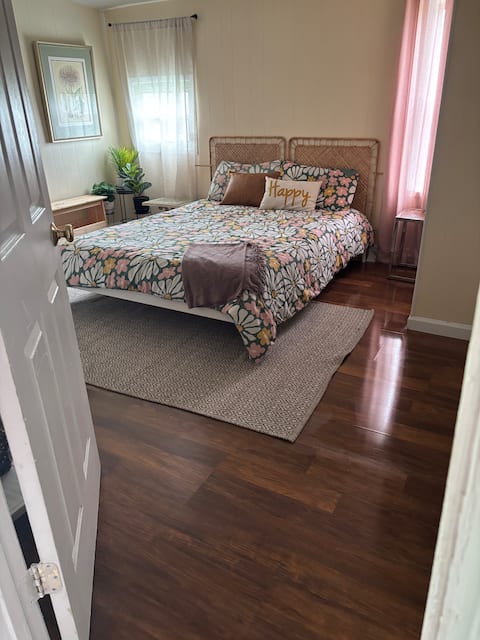 Fenced Bungalow next to Park