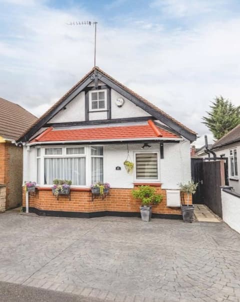 Popular Airbnb listing: Cozy, homely bungalow stay in Slough