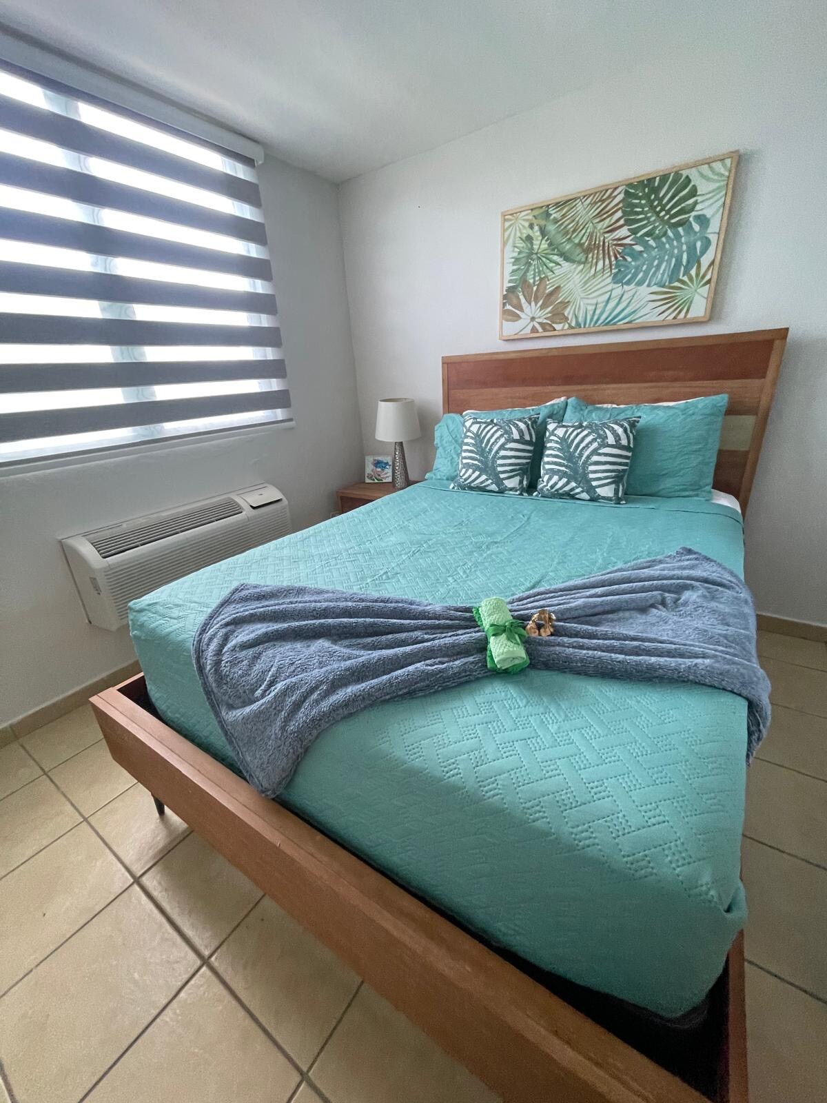 Chumba cha kulala cha wageni kina kitanda kimoja cha ukubwa wa malkia na stendi moja ya usiku iliyo na taa.  Vifaa vya kitanda vilivyosafishwa, mito na mashuka vimetolewa. Vyumba vya kulala vya wageni pia vina sehemu ya kupumzikia ya ukuta na luva mbili kwa ajili ya kupumzika wakati wowote wa siku.