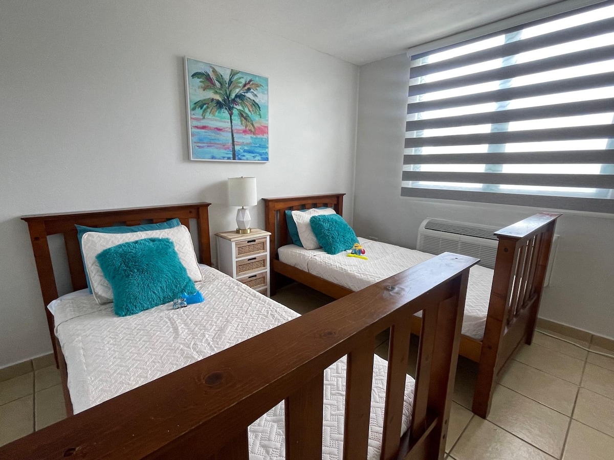 Chumba cha watoto kina vitanda viwili vya ukubwa wa mapacha, vitanda vilivyosafishwa, mito na mashuka. Chumba hicho kina kifurushi cha ukuta na luva mbili.