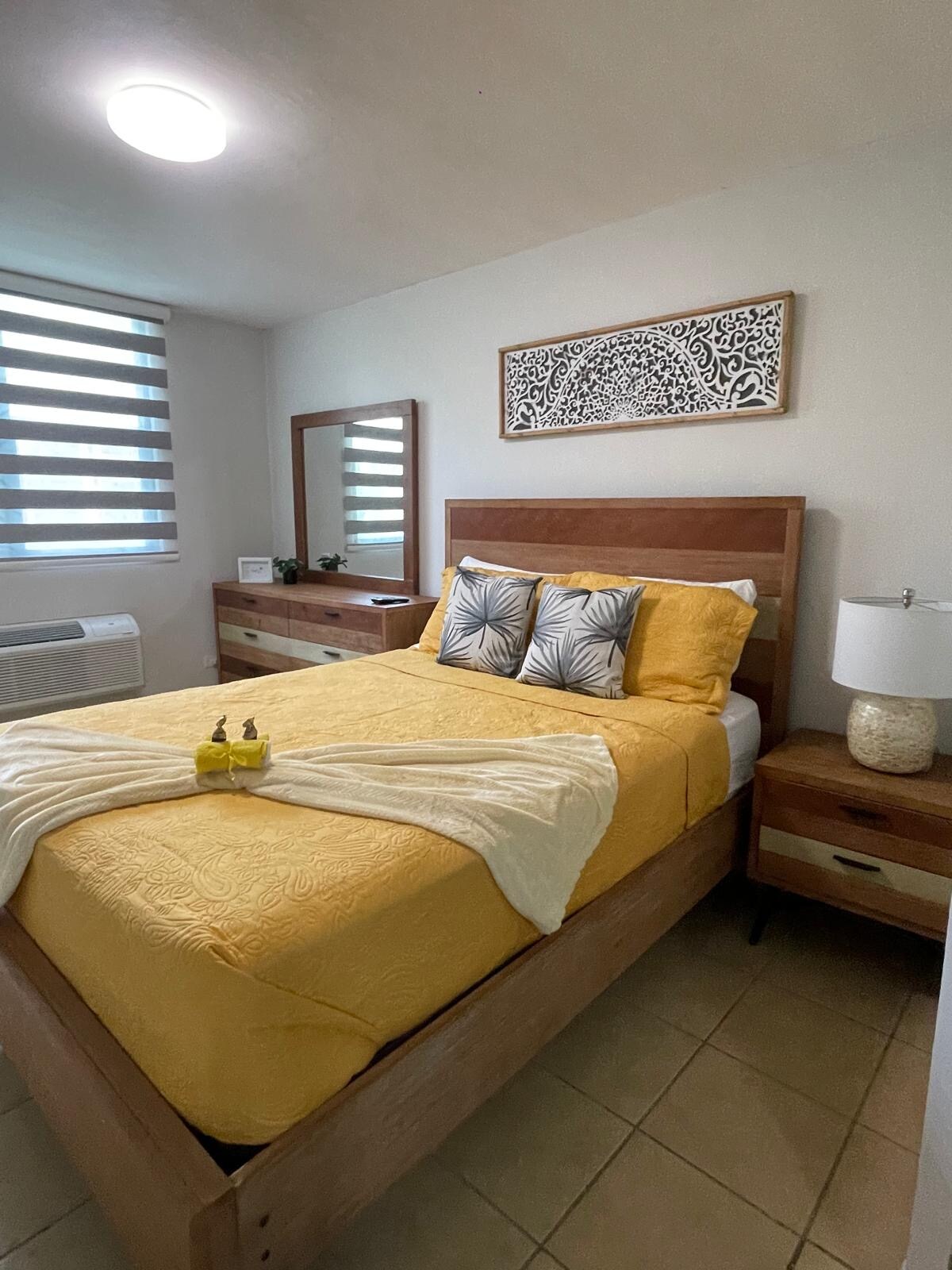 Chumba kikuu cha kulala kina kitanda kimoja cha ukubwa wa malkia, droo ya mapambo na stendi moja ya usiku iliyo na taa.  Vifaa vya kitanda vilivyosafishwa, mito na mashuka vimetolewa. Chumba kikuu cha kulala kina bafu lililounganishwa, AC-pac AC na luva mbili kwa ajili ya mapumziko rahisi.