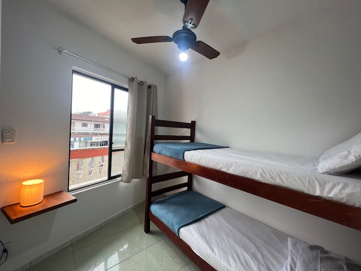 Спална соба со кревет на спрат и тавански вентилатор