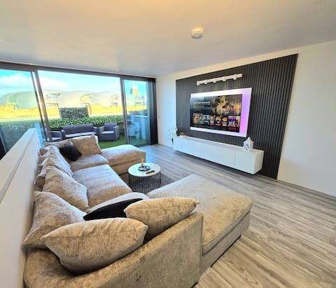 Top Airbnb: Modern Duplex Penthouse Panoramic Views & Parking in Bradford