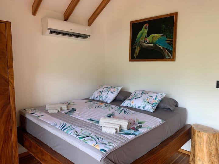 Camera da letto con letto KING size e terrazza con vista sulla piscina e sul giardino tropicale. 