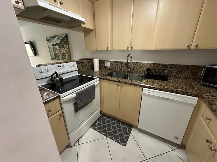 Beautiful 2/2 Condo W/free Parking Fast Wifi - Kendall, FL