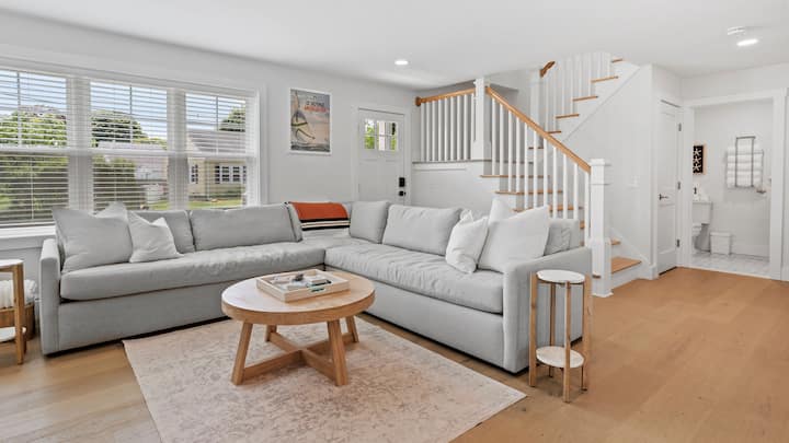 Central To Everything. Spacious. Fenced. - Newport, RI