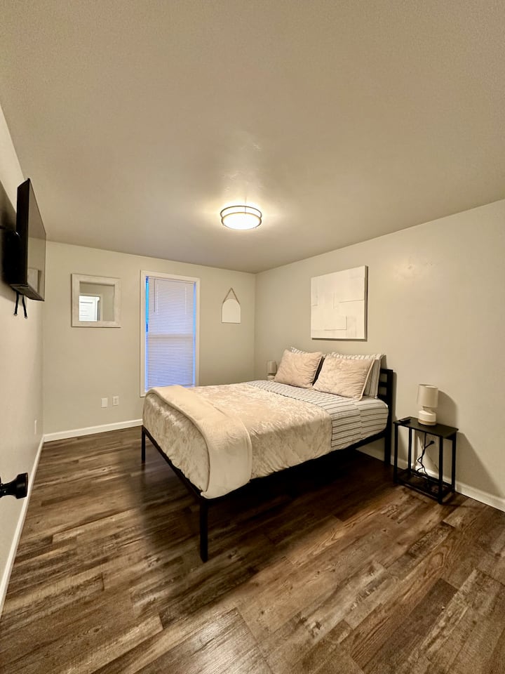 Spálňa 3 má manželskú posteľ so 40-palcovou inteligentnou televíziou, ktorá sa nachádza na druhom poschodí a má odkladacie stoly s nabíjacími stanicami USB.