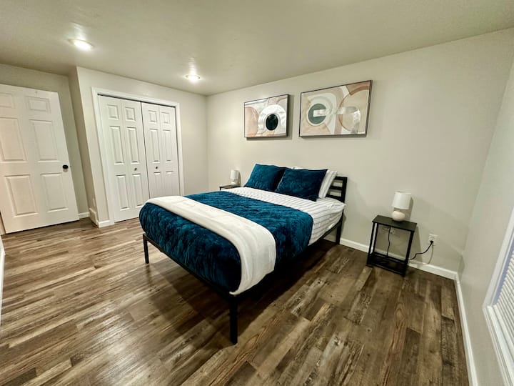 Spálňa 2 je priestranná s manželskou posteľou, 40-palcovou inteligentnou televíziou, nachádza sa na druhom poschodí a má odkladacie stoly s nabíjacími stanicami USB.