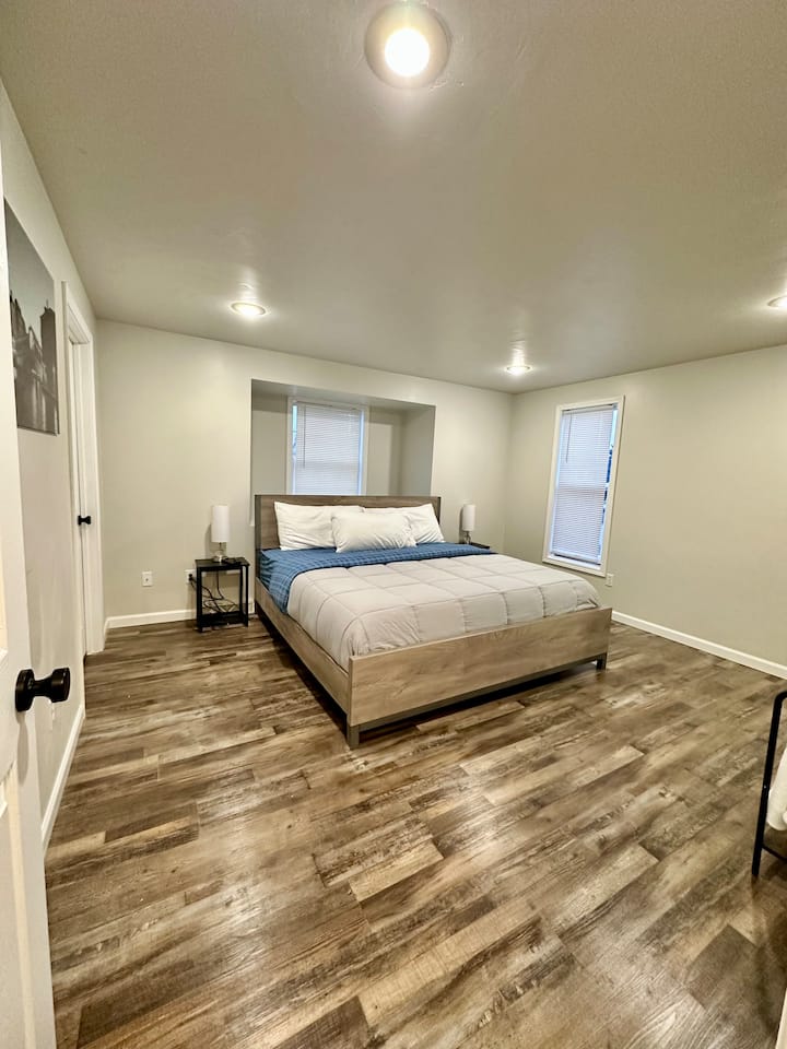 Táto priestranná hlavná spálňa má nastaviteľnú manželskú posteľ veľkosti King. Táto spálňa na druhom poschodí má šatník, 50-palcovú inteligentnú televíziu a odkladacie stoly s nabíjacími stanicami USB.