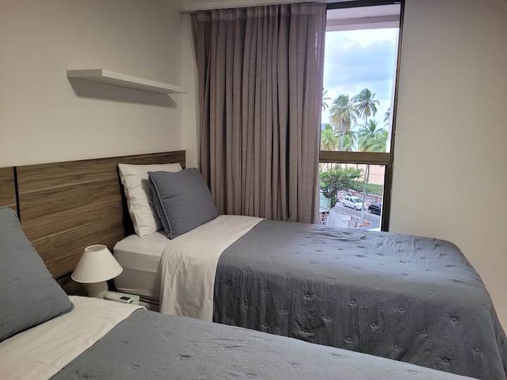 Овие два кревета може да се претворат во еден на барање на гостинот.